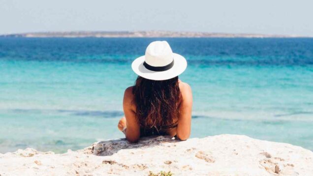 Como ir à praia sozinha – os melhores lugares, os cuidados e o que levar 